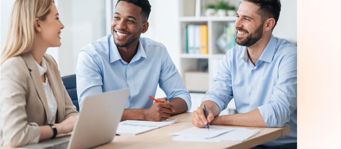 HoyaPay 團隊與跨境服務情境照片